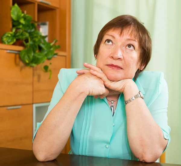 Nachdenkliche reife Frau — Stockfoto