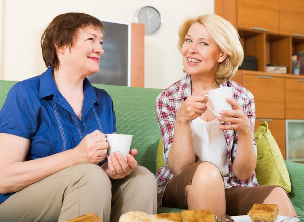 Donne mature che bevono tè — Foto Stock