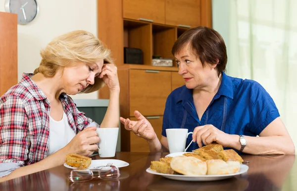 Kvinna diskuterar något — Stockfoto