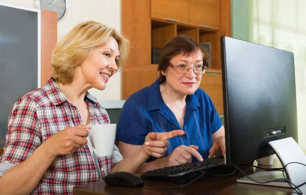 Mujeres navegando web — Foto de Stock