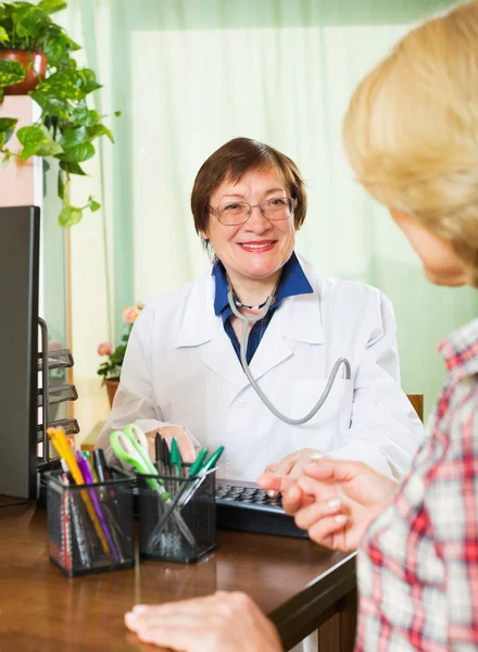 Läkare samråd kvinnlig patient — Stockfoto