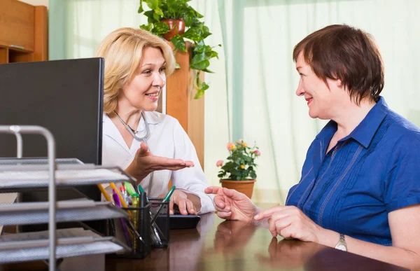 Doctor consulting female patient — Stock Photo, Image