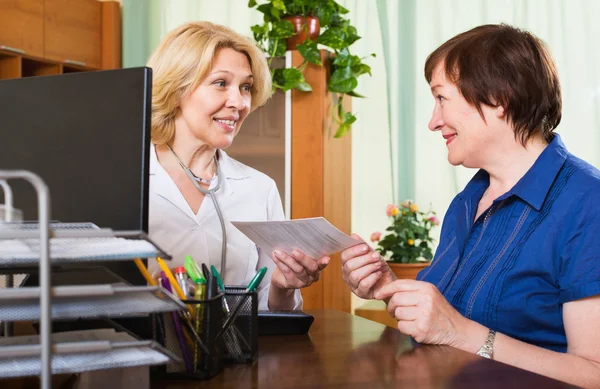 Consulting female patient — Stock Photo, Image