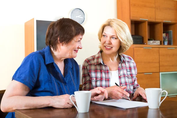 Signing documents — Stock Photo, Image