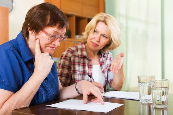 Officer helping mature client — Stock Photo, Image