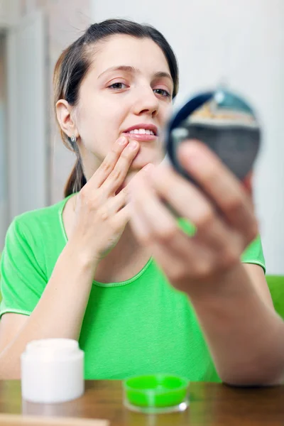 Frau sieht auf ihre Haut — Stockfoto