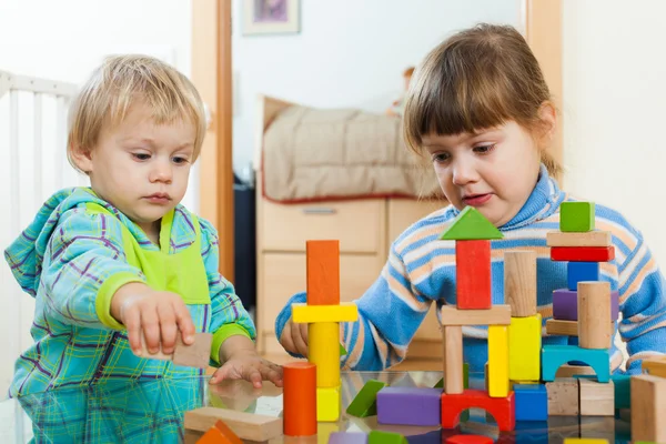 Dos niños serios — Foto de Stock