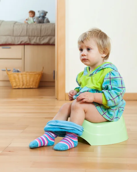 Toddler sitting on potty — Stock Photo, Image