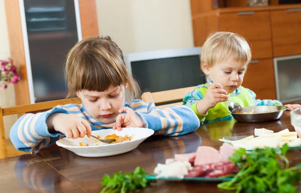 Kinder essen Essen — Stockfoto