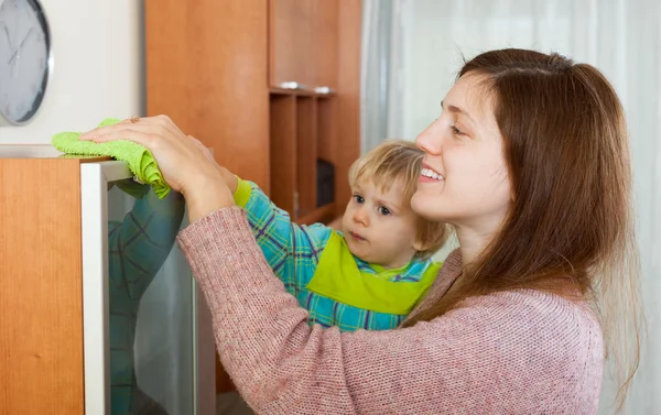 Mutter mit Baby beim Putzen — Stockfoto