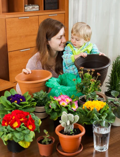 Madre con niño pequeño — Foto de Stock