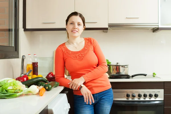 Huisvrouw met verse groenten — Stockfoto