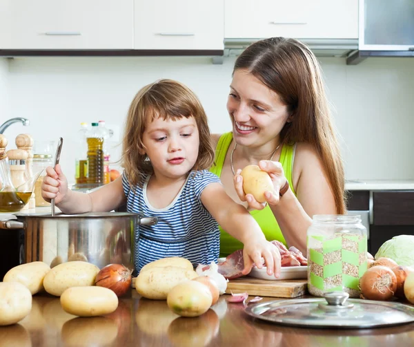 Vrouw met kind koken — Stockfoto