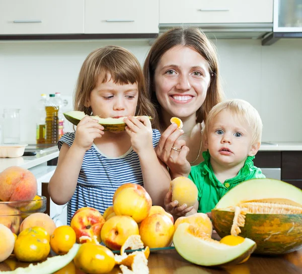 Famiglia sorridente mangiare melone — Foto Stock