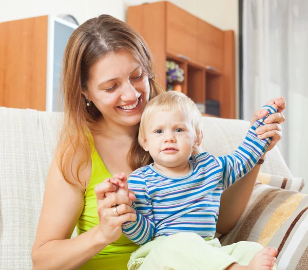 Mujer de pelo largo con niño pequeño — Foto de Stock