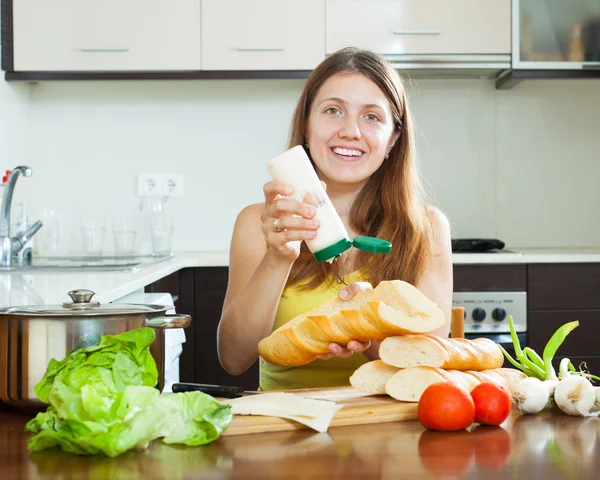 Vrouw koken broodjes met mayonaise saus — Stockfoto