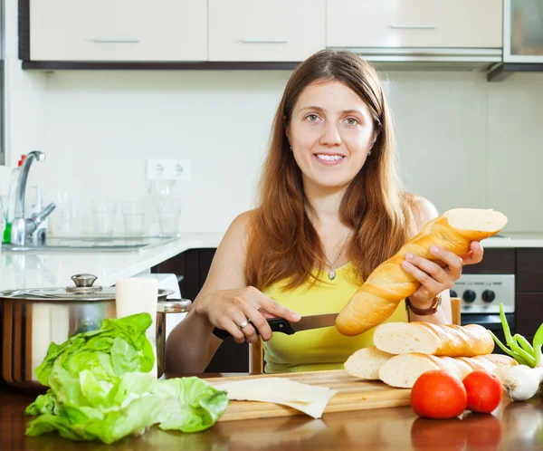 Menina cozinhar sanduíches em casa — Fotografia de Stock