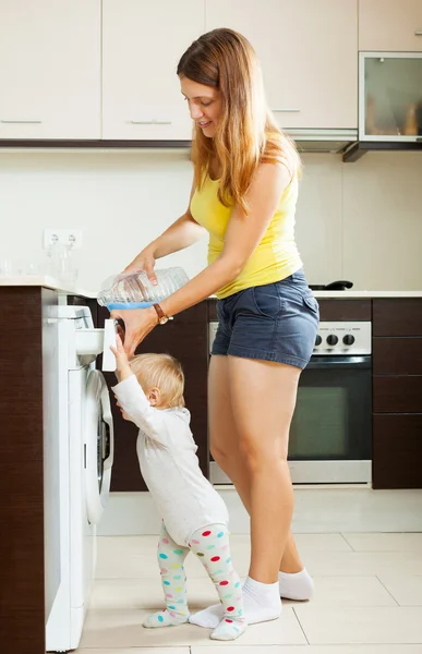 Gebruik van wasmachine — Stockfoto