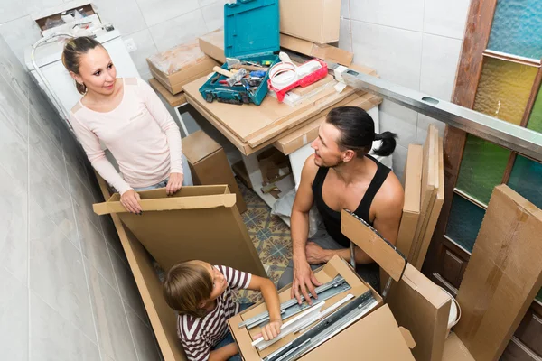 Scatole di disimballaggio famiglia — Foto Stock