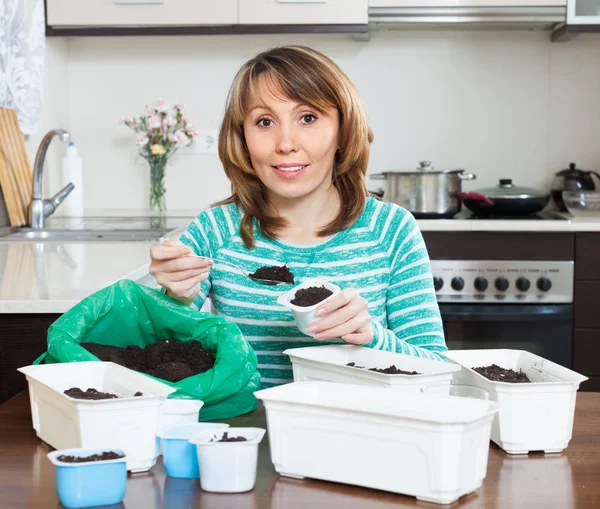 Gewone vrouw in het groen maken van grond — Stockfoto