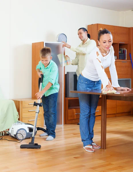 Familie schoonmaken in huis — Stockfoto