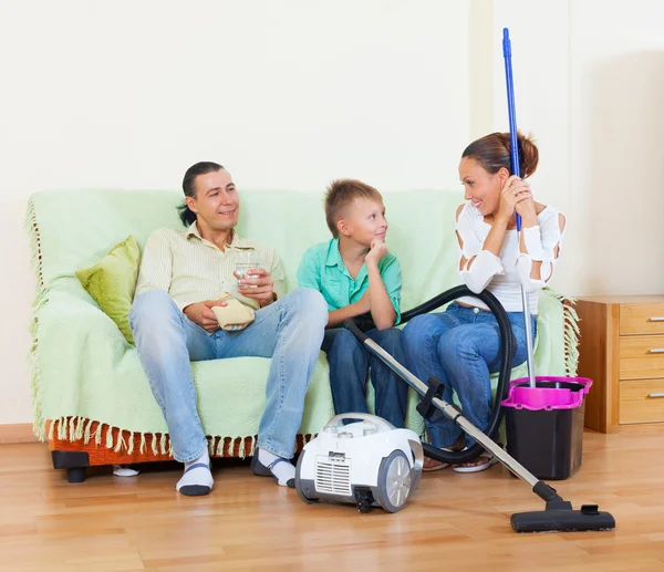 Familie klaar huishoudelijk werk — Stockfoto