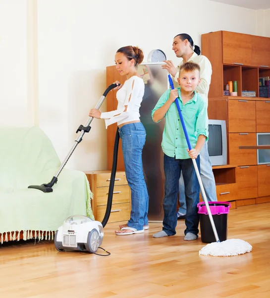 Famiglia con attrezzatura per la pulizia — Foto Stock