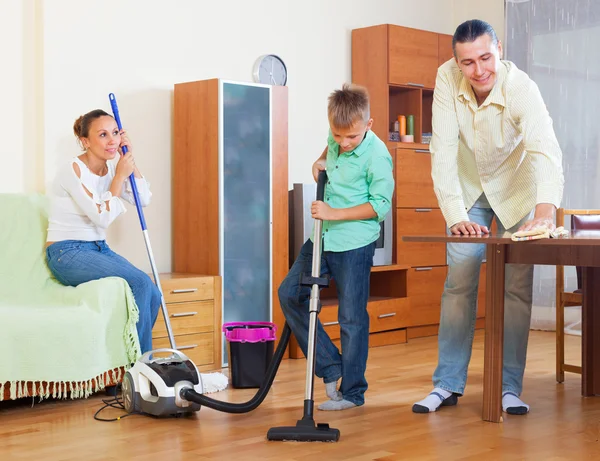 Familia haciendo limpieza de la casa —  Fotos de Stock