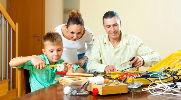 Familie met werkende hulpmiddelen — Stockfoto