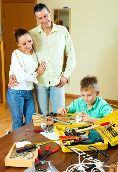 Adolescente con strumenti di lavoro — Foto Stock