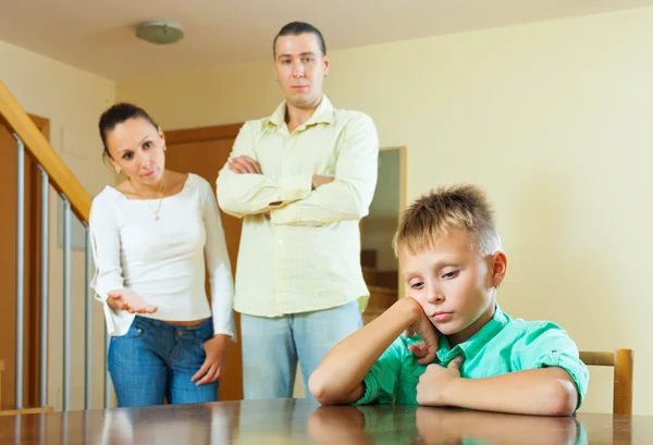 Rodzice berates nastoletniego dziecka — Zdjęcie stockowe