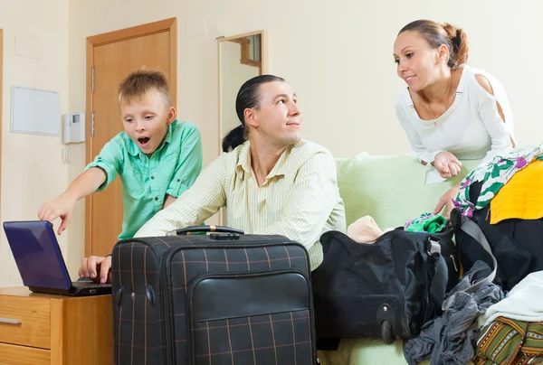 Familie gaat op vakantie — Stockfoto