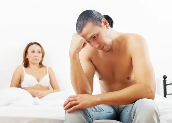 Man van middelbare leeftijd heeft probleem in bed — Stockfoto