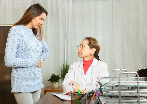 Médico y paciente hablando en una habitación — Foto de Stock