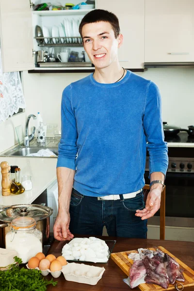 Chico cocinando calmari — Foto de Stock