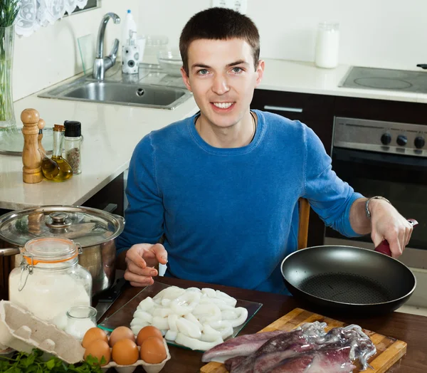 Hombre cocinando — Foto de Stock
