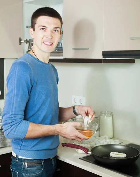 Knappe jongen koken frituren squid — Stockfoto