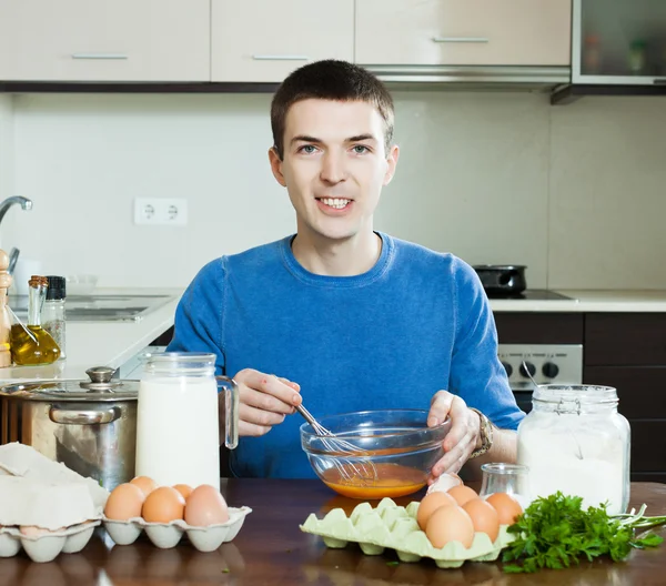 Adam pişmiş yumurta pişirme — Stok fotoğraf