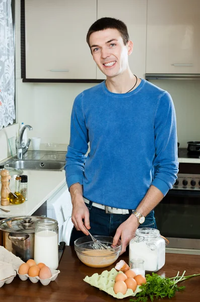 Man cooking omelet — Stock Photo, Image