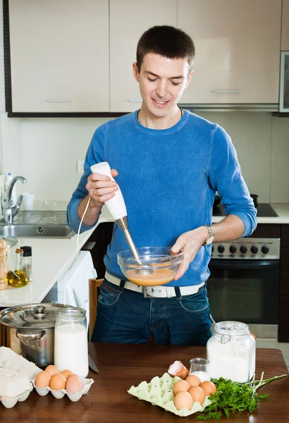 Man cooking omelet — Stock Photo, Image