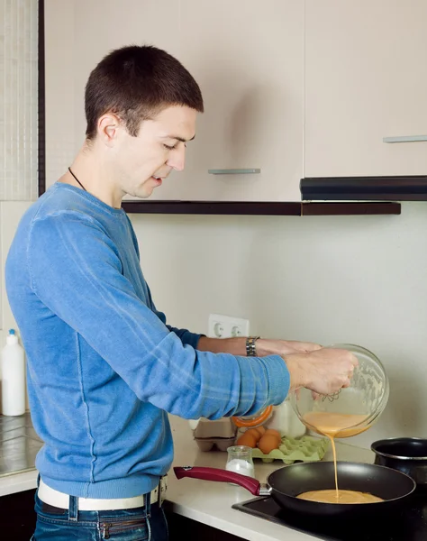 Uomo versando pasta in padella — Foto Stock