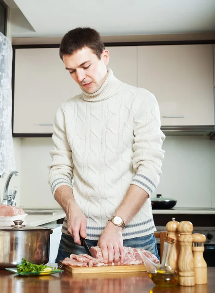 Typ, der zu Hause Fleisch kocht — Stockfoto