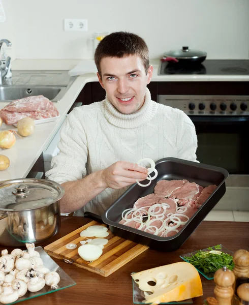Ragazzo che cucina carne in cucina — Foto Stock