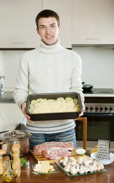 Matlagning man i köket — Stockfoto