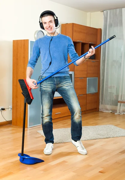 Homme heureux avec pelle à poussière et brosse — Photo