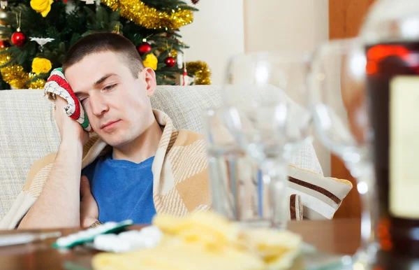 Hombre con dolor de cabeza después de celebrar — Foto de Stock