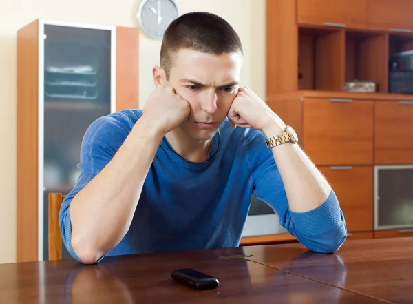 Νεαρός άντρας κλαίει μετά από τηλεφώνημα — Φωτογραφία Αρχείου