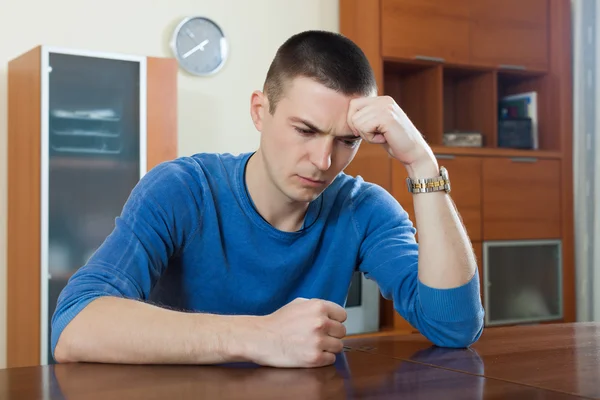 Ragazzo con il telefono a tavola in casa — Foto Stock