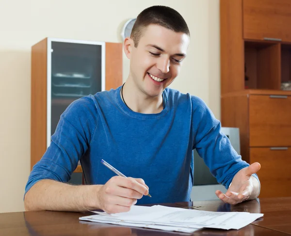 Homem encarando documentos financeiros — Fotografia de Stock