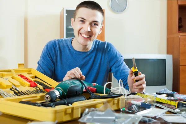 Uomo con strumenti di lavoro — Foto Stock